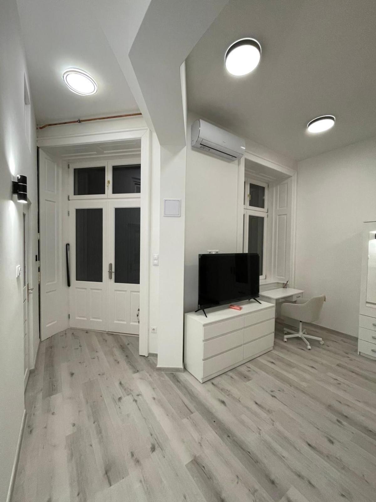 Szekely Apartment Near Deak Ferenc Square With Free Parking In Garage Budapest Eksteriør billede